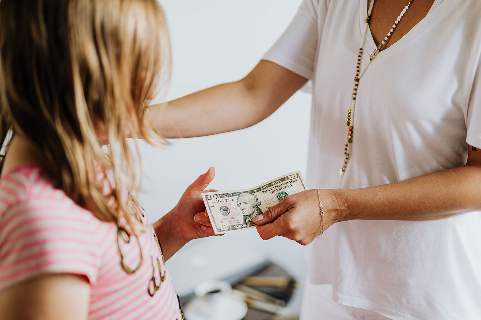 Illustratie bij kinderen leren omgaan met geld